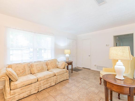 5th image of 4105 Sharbeth Dr W
