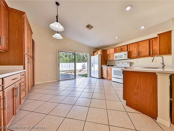 4th image of 220 Sunbeam Ct