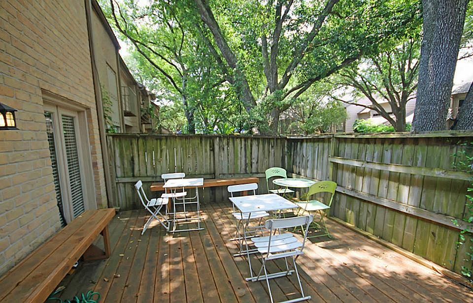 This is the front patio. Nice and shady!!
