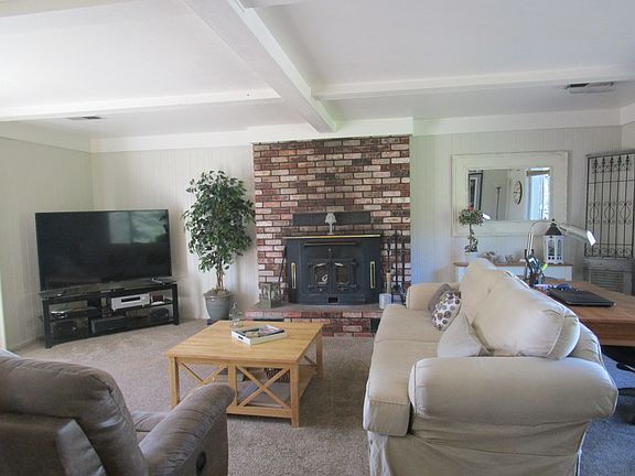 Livingroom w Fireplace