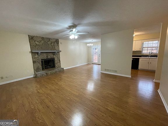 3rd image of 2596 Woodland Dr NW