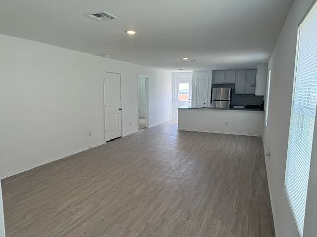 3 bed, 1266 sqft, $1,445 — Photo 4