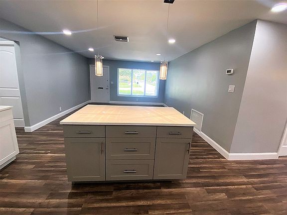4th image of 840 SW 64th Ter
