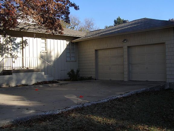 SIDE VIEW OF DRIVE & GARAGE