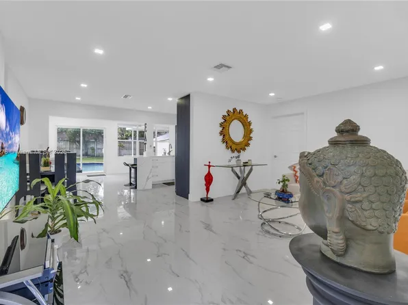 6320 Harding St, Hollywood, FL 33024