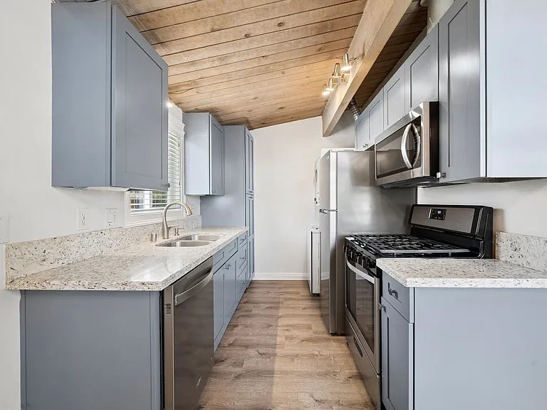 2545 Elden Ave — Photo 5