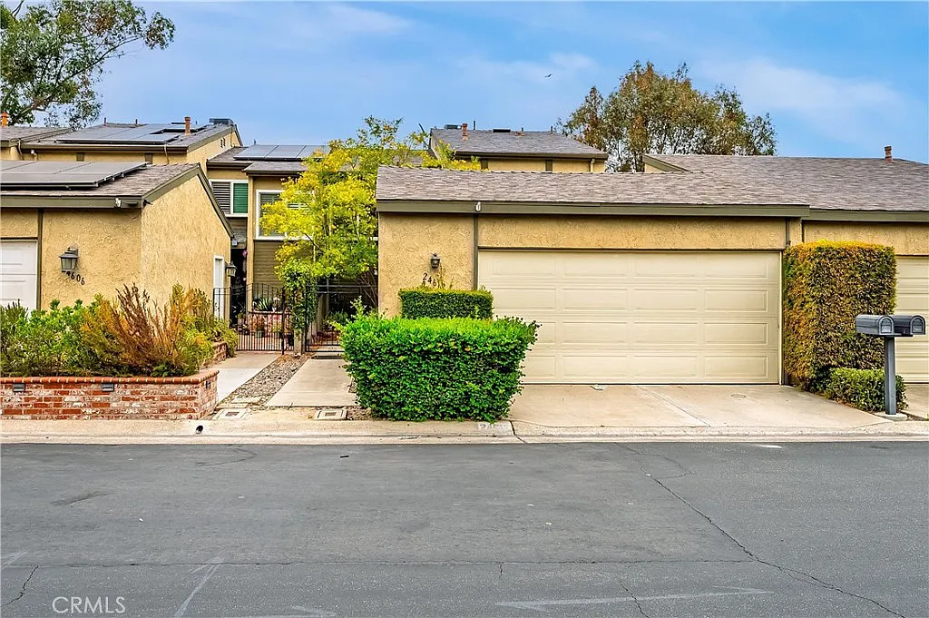 4 bed, 2.5 bath, 2105 sqft, $4,300 — Photo 3