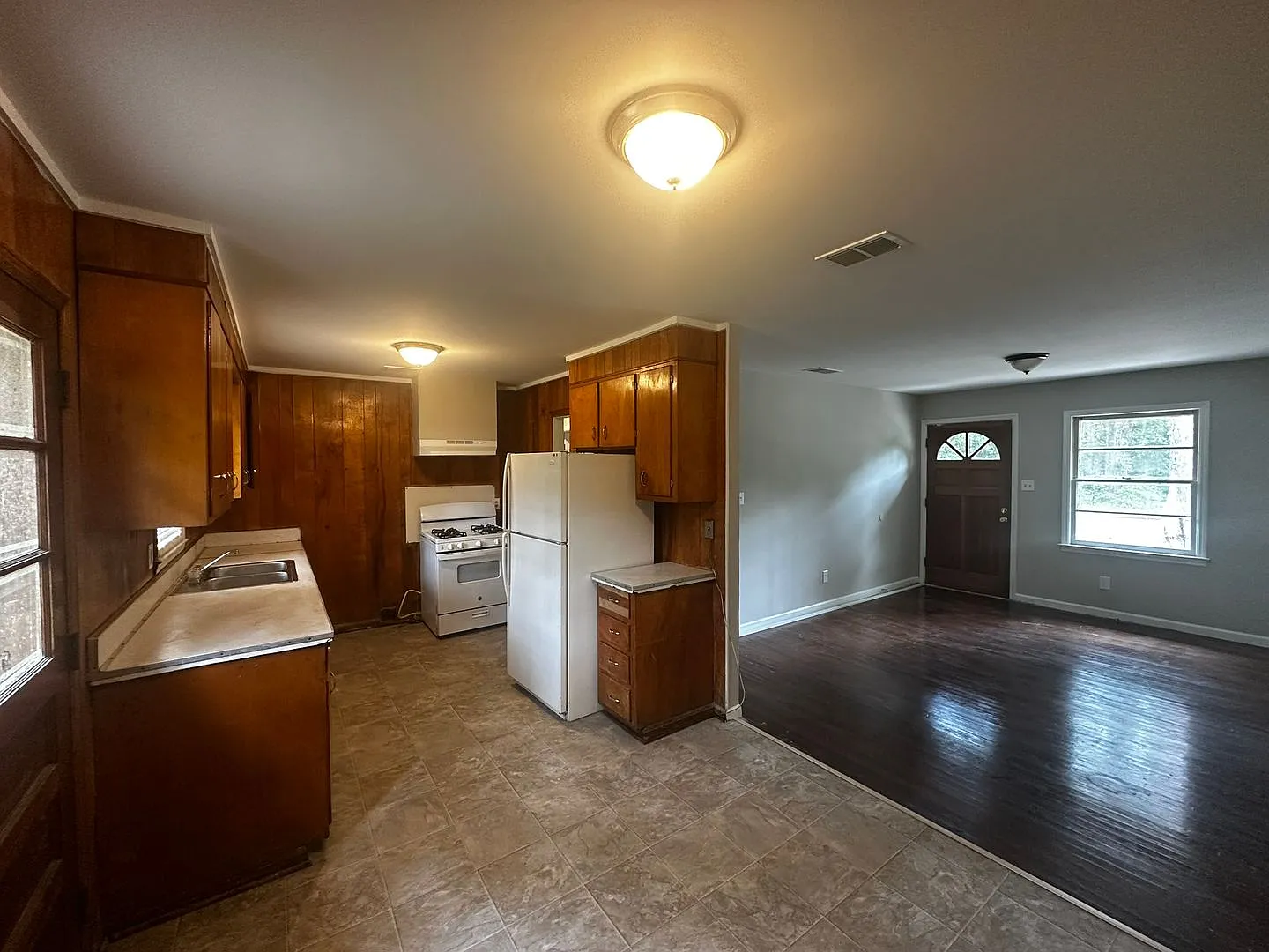 Spacious 3BR/1BA Valdosta Home with Carport Near VSU & Schools! — Photo 3