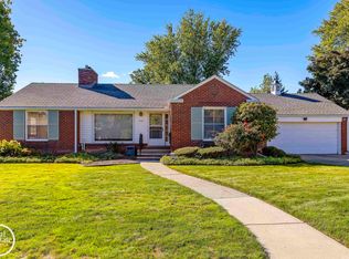 1487 N Renaud Rd, Grosse Pointe Woods, MI 48236