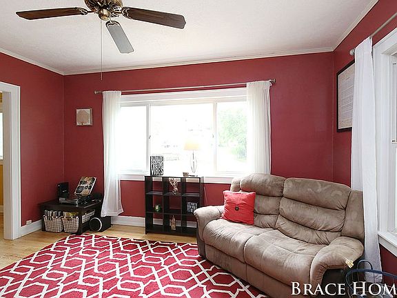 5th image of 481 Graceland St NE
