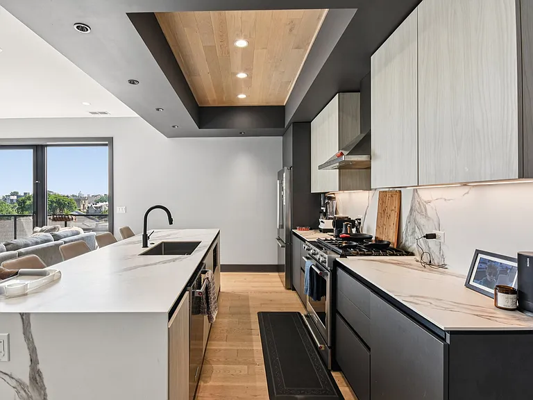 1523 N Western Ave — Photo 8