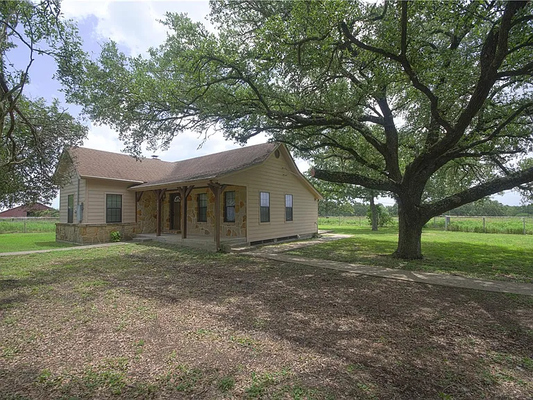 9852 FM 1179 — Photo 14