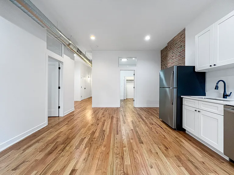 309 W Chicago Ave #302 — Photo 6