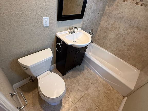 4th image of 830 NE 20th Ave #4
