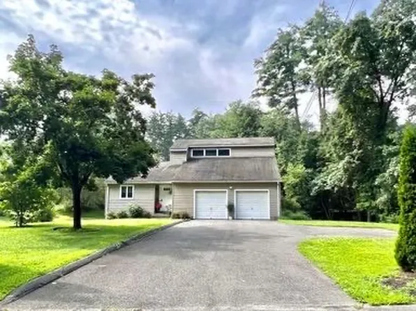 8 Kennedy Dr, Hadley, MA 01035