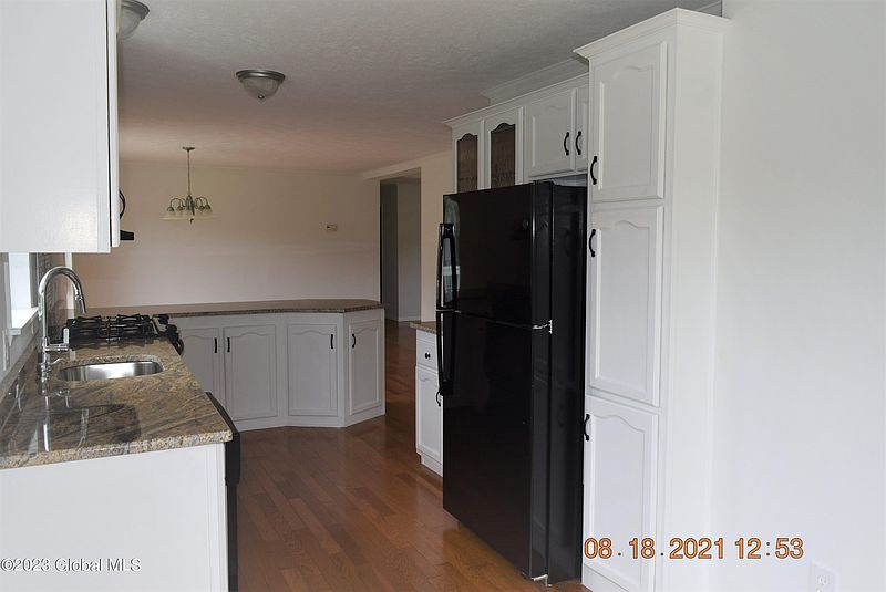 4th image of 15 Easy Street