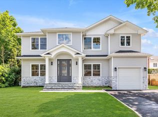 126 Southwood Cir, Syosset, NY 11791