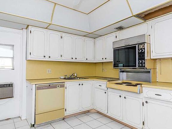 4th image of 3703 NE 166th St #1010
