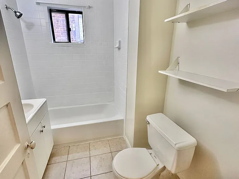 4422 Greenwich Pkwy NW — Photo 24