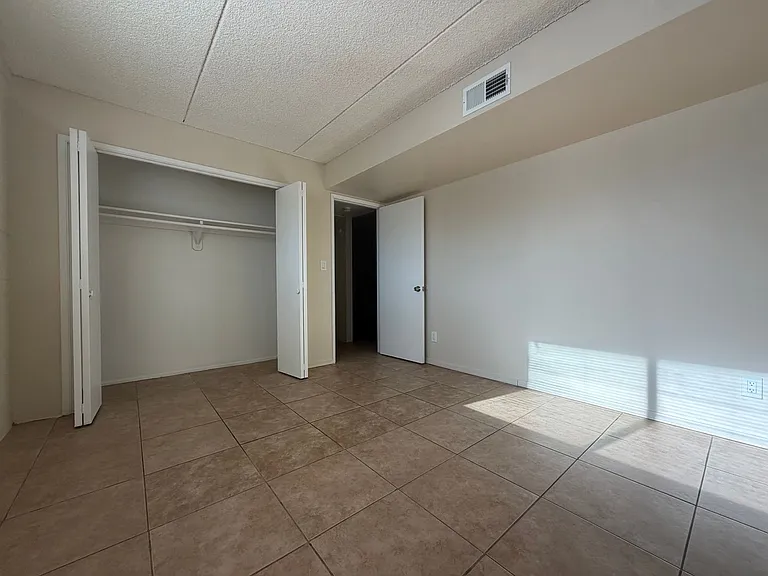 809 E Vogel Ave — Photo 13
