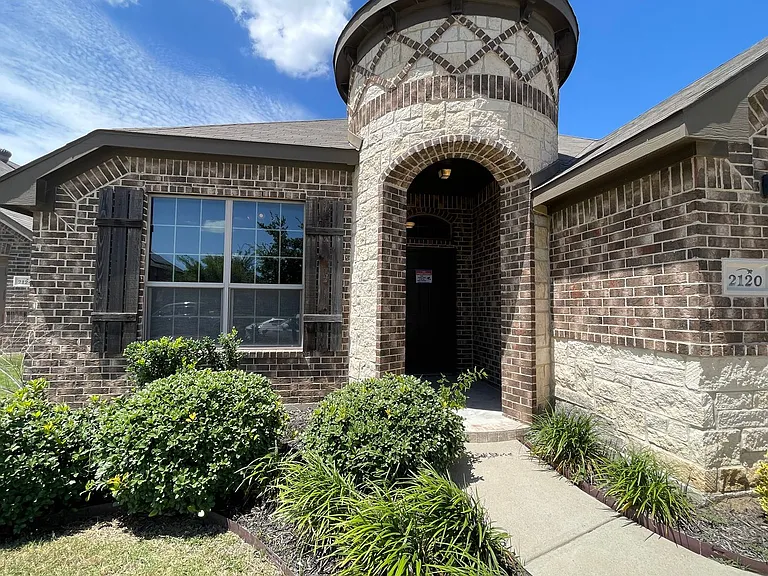 2120 Blakely Ct — Photo 3