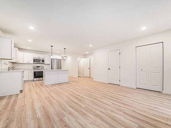3rd image of 113 Iris Ct
