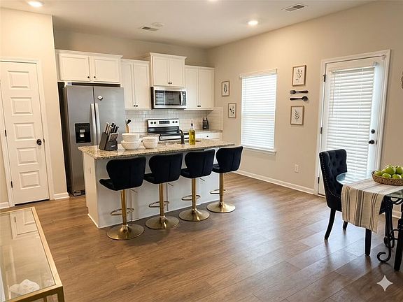 4th image of 2801 Dunstan Ln