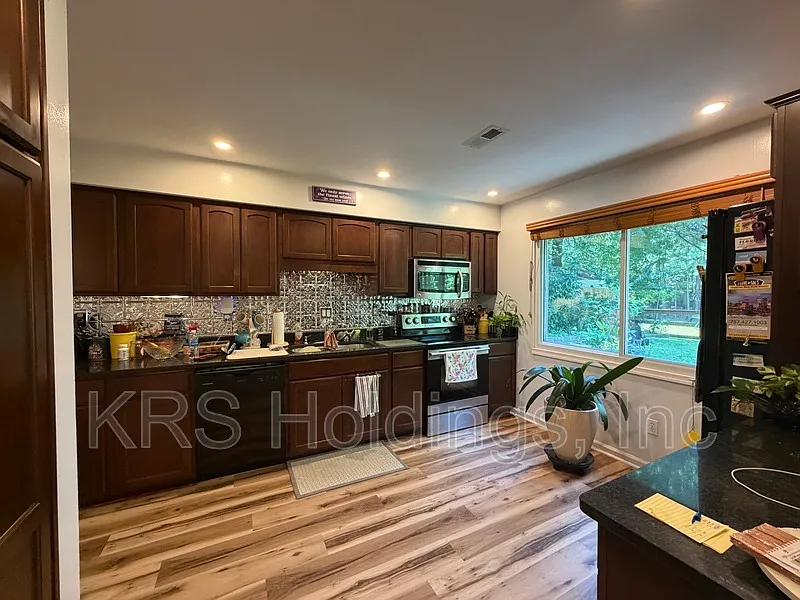 4 bed, 3.0 bath, 1848 sqft, $2,600 — Photo 2