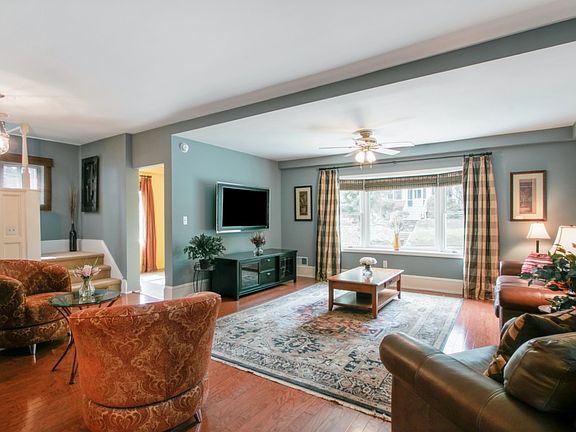 3rd image of 87 Roosevelt Ave
