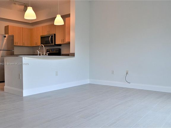 5th image of 533 NE 3rd Ave APT 446