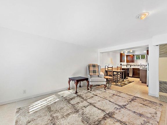 4th image of 851 Bay Ave
