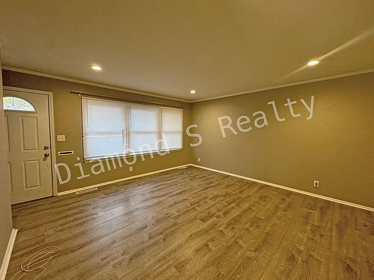 2202 S Prospect Ct — Photo 2