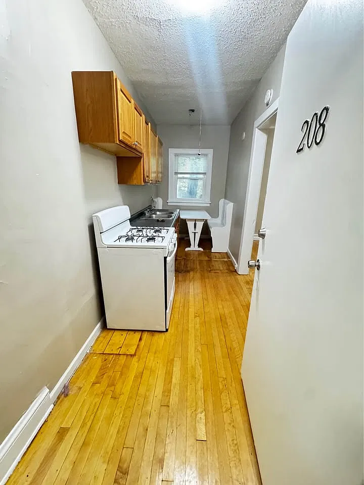 Studio, $800 — Photo 3