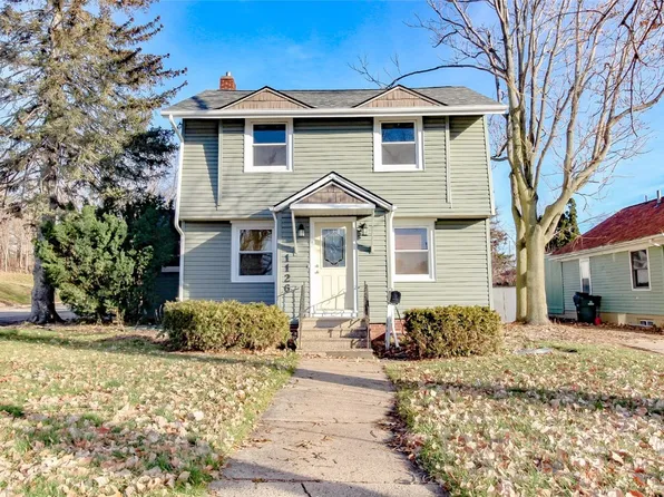 1126 Elmhurst Dr NE, Cedar Rapids, IA 52402