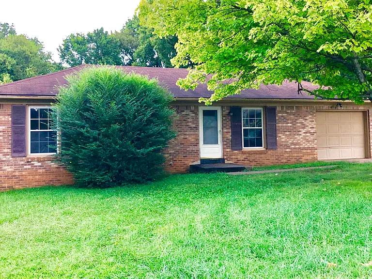 1250 Stratford Dr — Photo 1