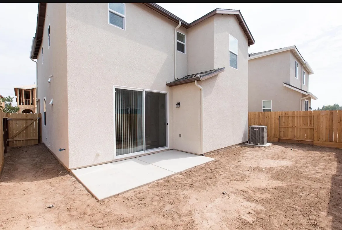 3 bed, 2.5 bath, 1300 sqft, $2,400 — Photo 4
