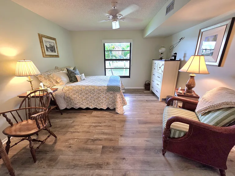 Spacious Bedroom!