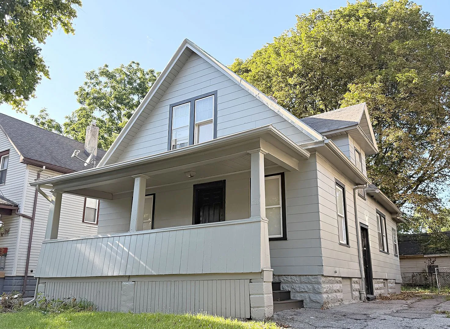 4 bedroom, House — Photo 1
