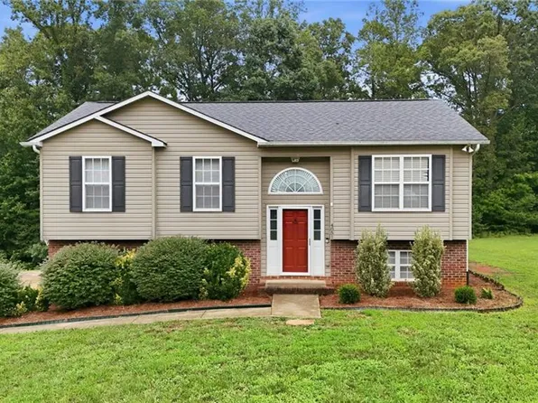 4051 Village Trace Dr, Tobaccoville, NC 27050