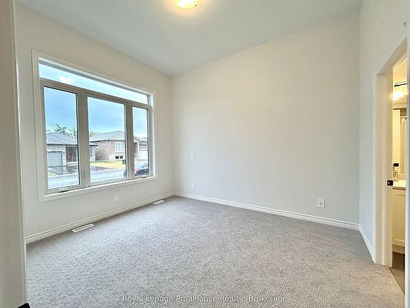 5th image of 33 Athabaska Dr
