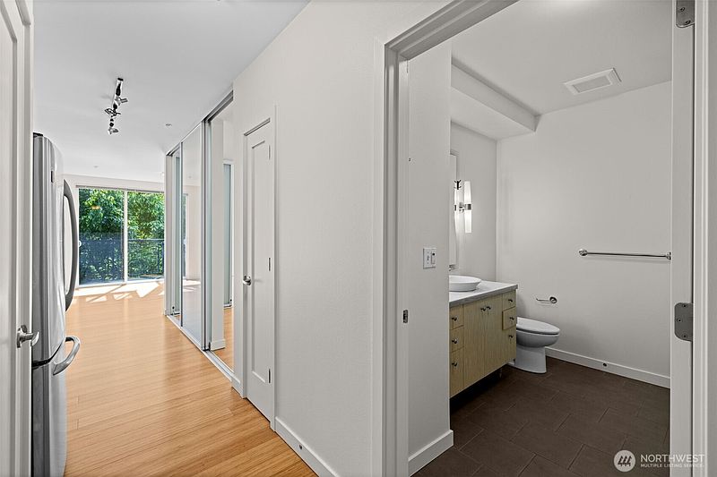 5th image of 3104 Western Avenue #315