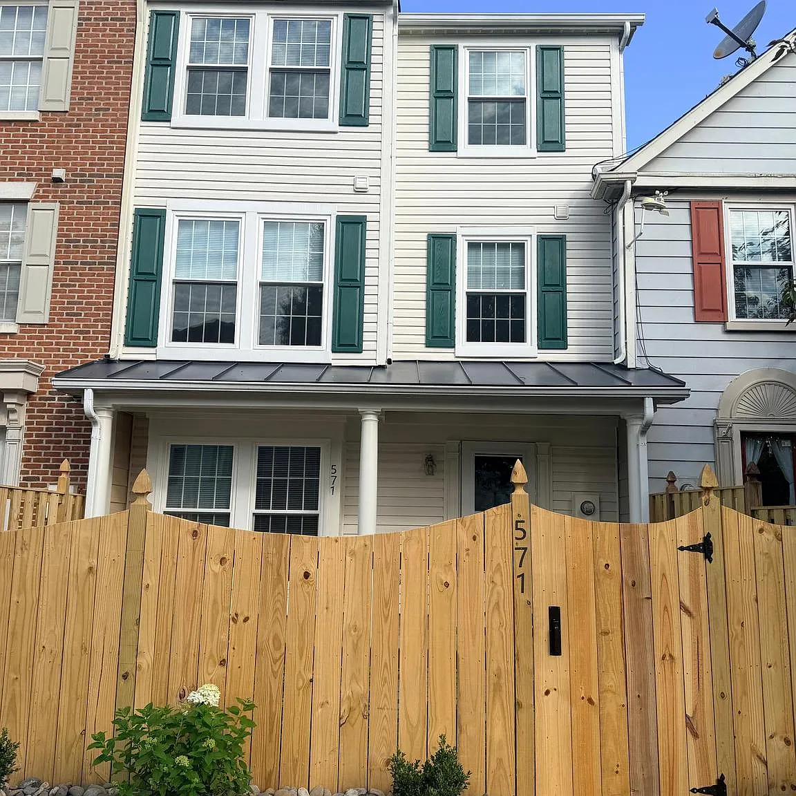 3 bed, 2.5 bath, 1600 sqft, $2,400 — Photo 1