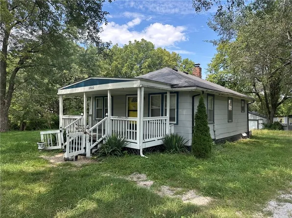 12602 E 37th St N, Sugar Creek, MO 64050