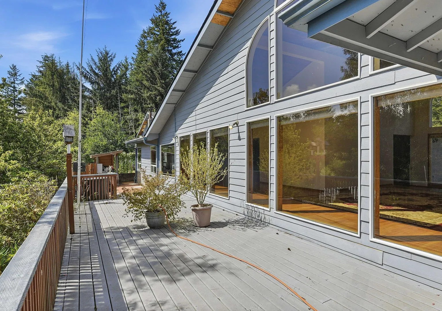 Spacious 4 Bedroom Home with Beautiful Views & 2 Garages — Photo 3