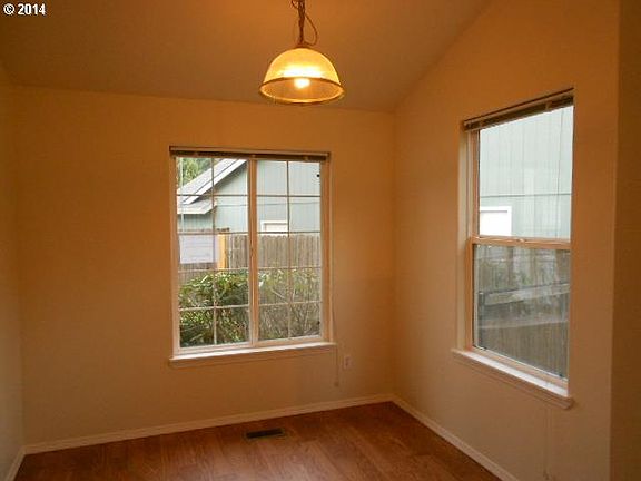 5th image of 504 NE 146th Ct