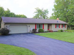 8489 Hogan Rd, Fenton, MI 48430