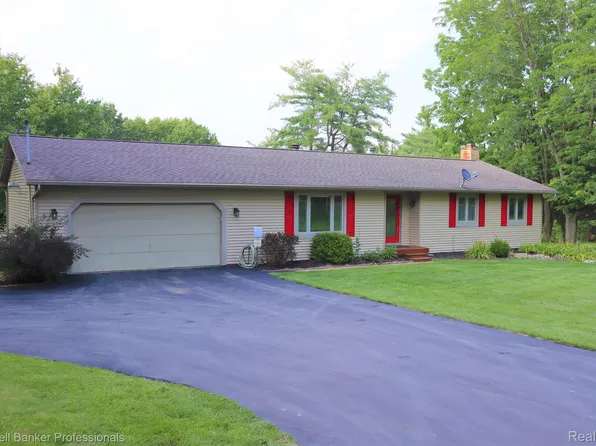 8489 Hogan Rd, Fenton, MI 48430