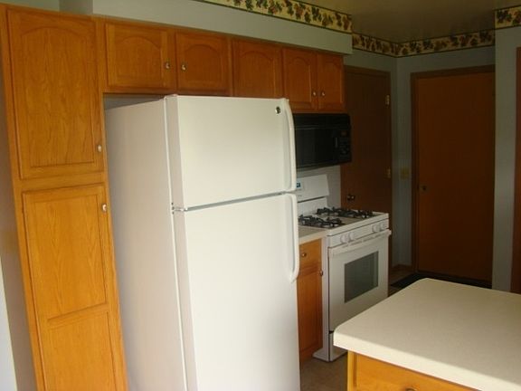 3rd image of 1061 Lakewood Ln