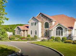 91 Overlook Rd, Pomona, NY 10970