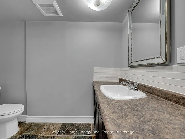 1137 Norman Cres #LOWER — Photo 19